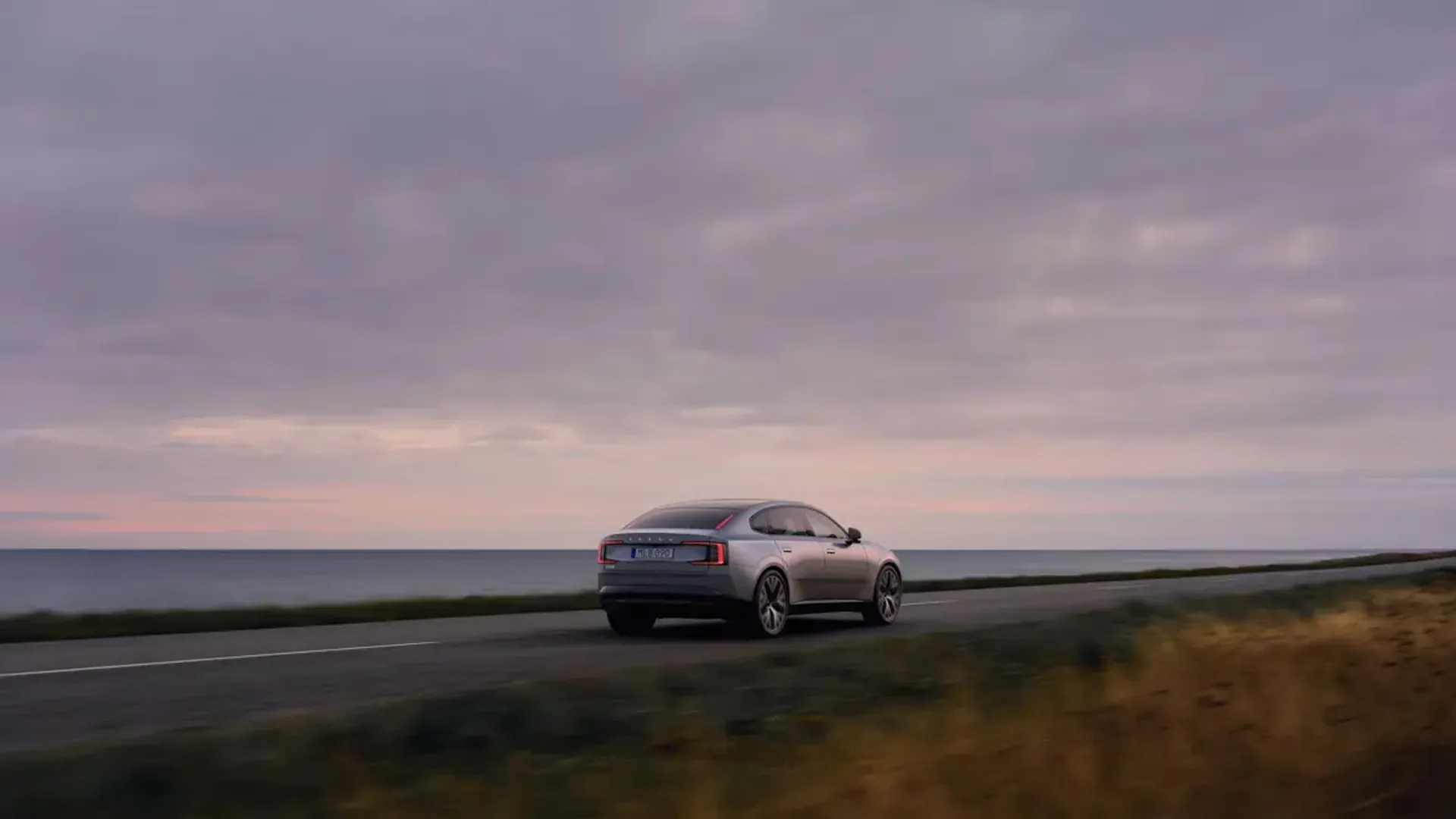 Elettronauti - Volvo ES90 Single Motor Extended Range - Argento - Esterno - Vista anteriore a tre quarti