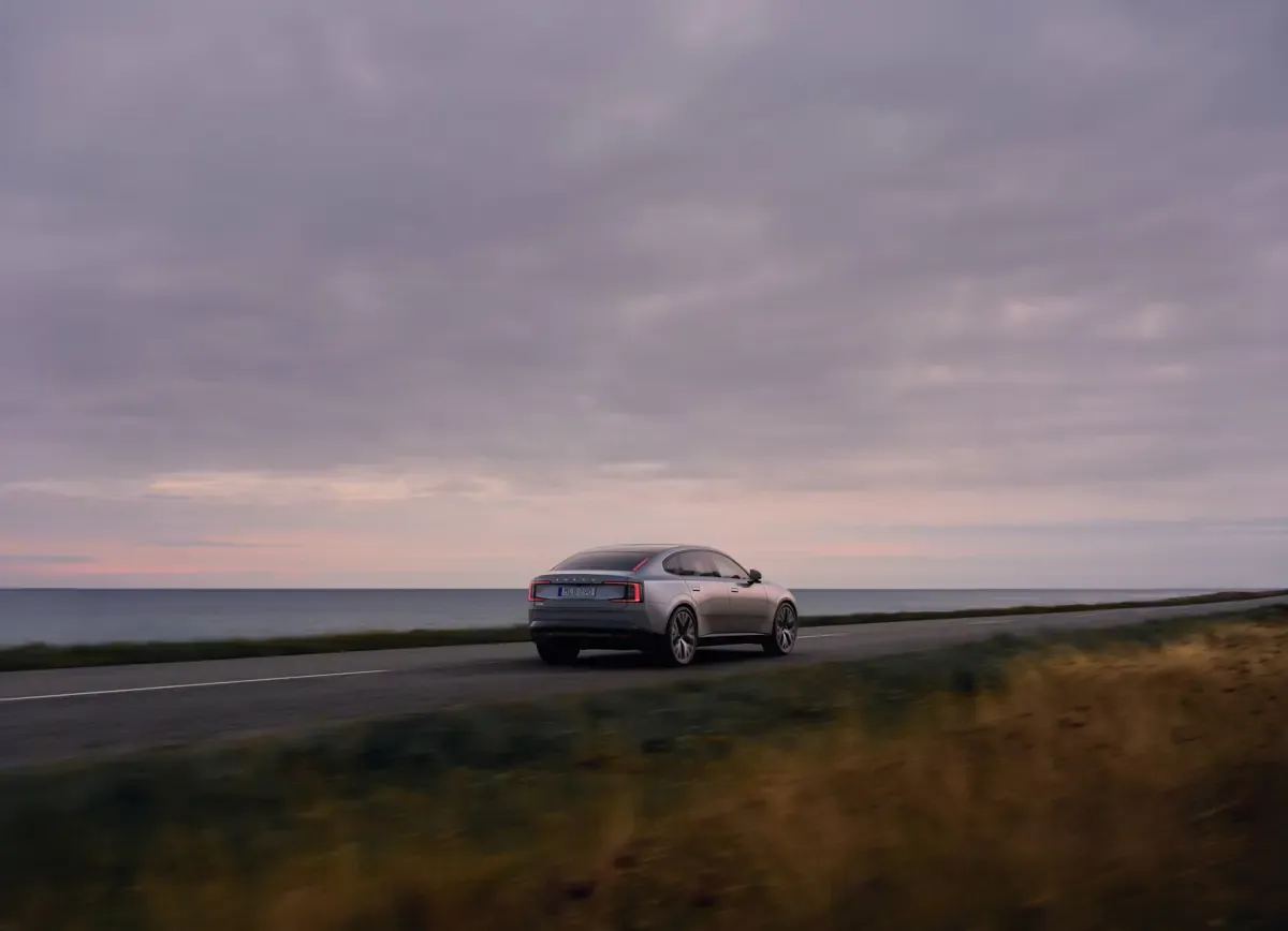 Elettronauti - Volvo ES90 Single Motor Extended Range - Argento - Esterno - Vista anteriore a tre quarti