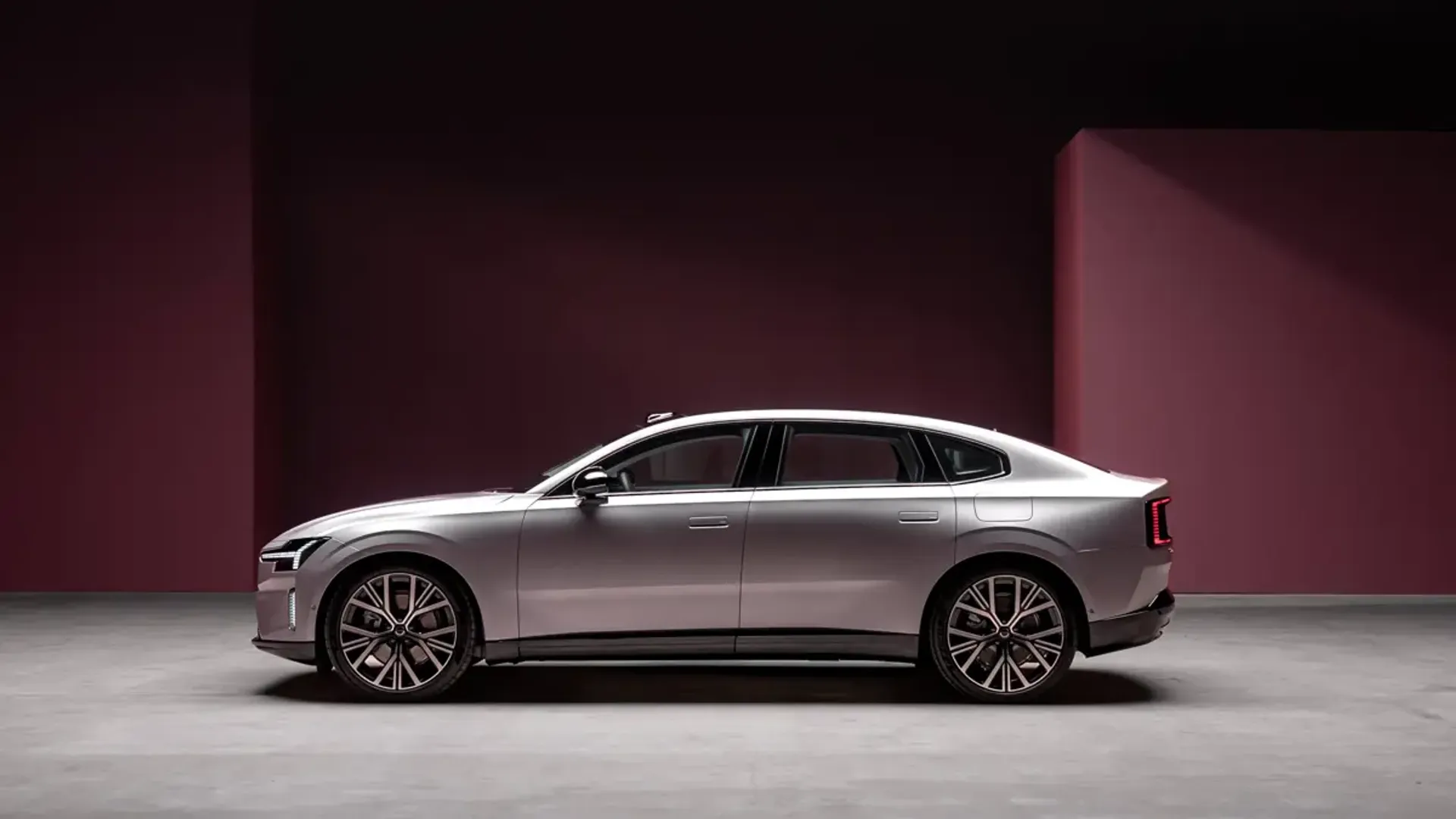 Elettronauti - Volvo ES90 Single Motor Extended Range - Argento - Esterno - Vista anteriore a tre quarti