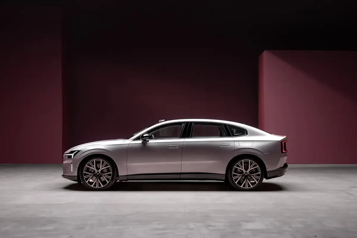 Elettronauti - Volvo ES90 Single Motor Extended Range - Argento - Esterno - Vista anteriore a tre quarti