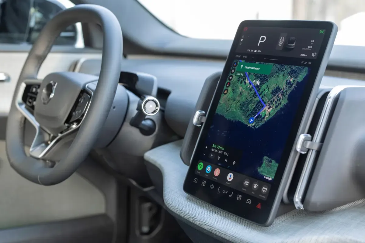 Elettronauti - Volvo EX30 Cross Country P5 Long Range - Bronze - Esterno - Vista anteriore a tre quarti