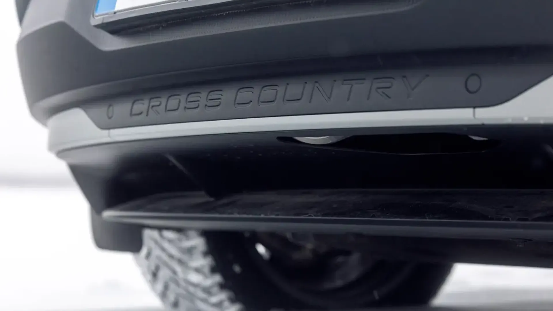 Elettronauti - Volvo EX30 Cross Country P5 Long Range - Cloud Blue - Esterno - Vista anteriore a tre quarti