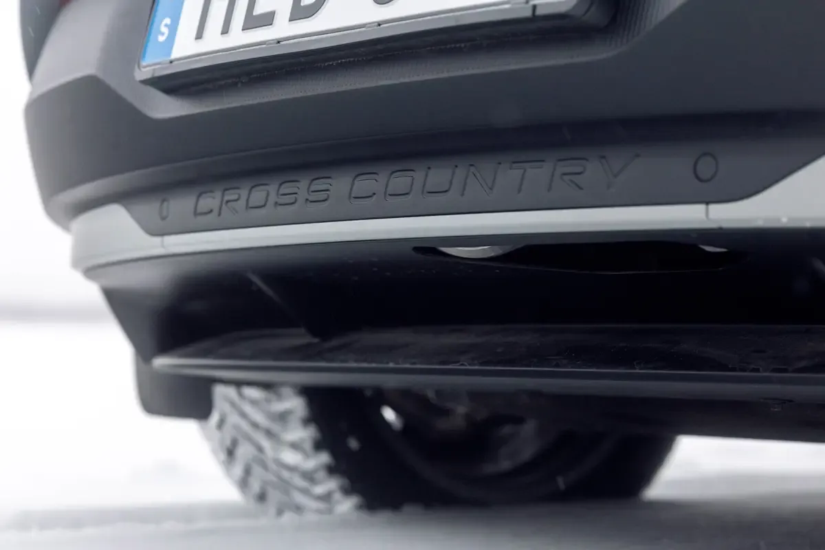 Elettronauti - Volvo EX30 Cross Country P5 Long Range - Cloud Blue - Esterno - Vista anteriore a tre quarti