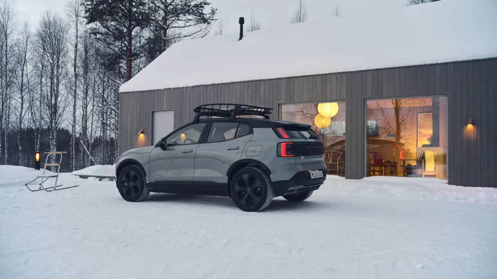 Elettronauti - Volvo EX30 Cross Country P5 Long Range - Mustard - Esterno - Vista anteriore a tre quarti