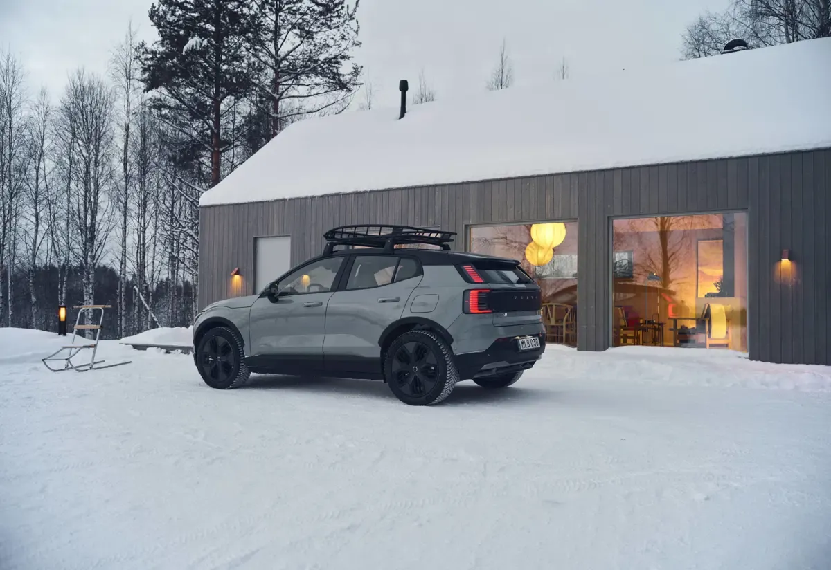 Elettronauti - Volvo EX30 Cross Country P5 Long Range - Mustard - Esterno - Vista anteriore a tre quarti
