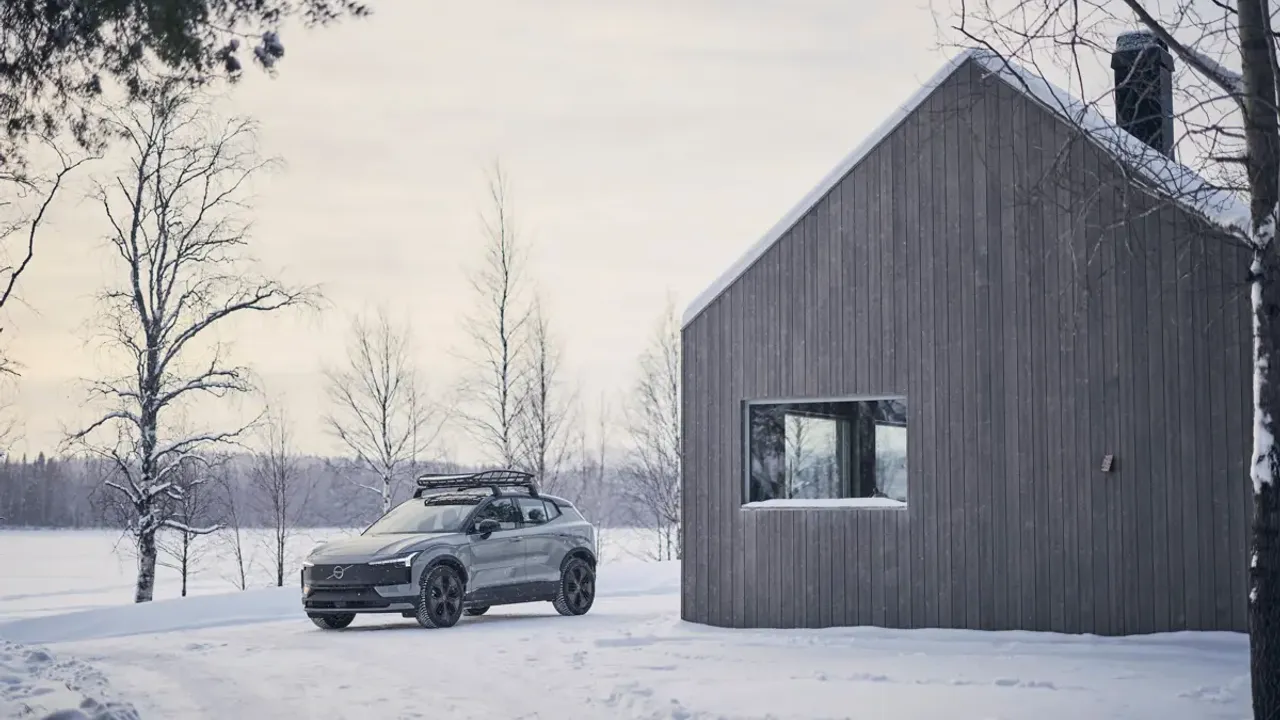 Elettronauti - Volvo EX30 Cross Country P5 Long Range - Giallo - Esterno - Vista anteriore a tre quarti