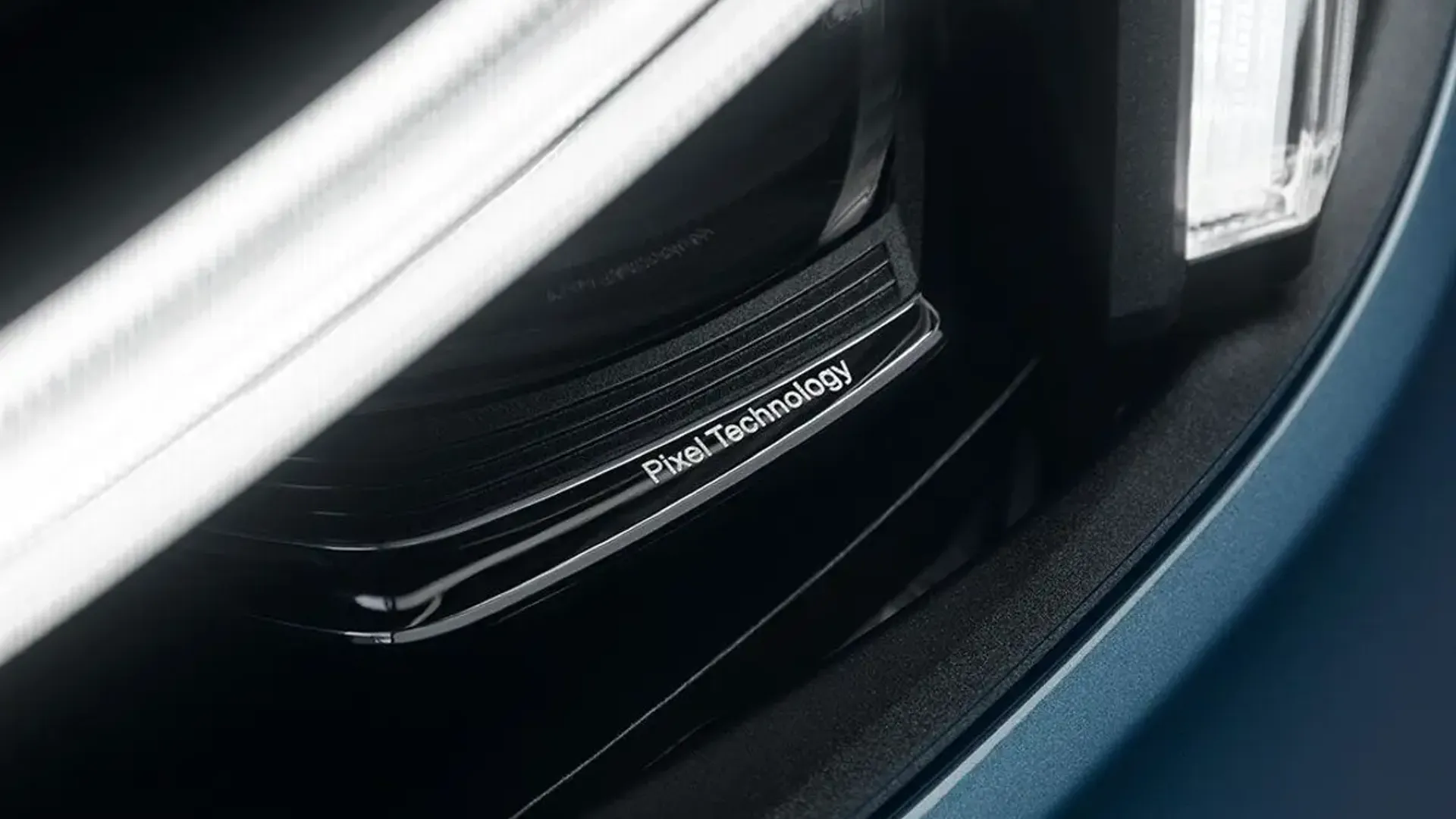 Elettronauti - Volvo EX40 Single Motor - Argento - Esterno - Vista anteriore a tre quarti
