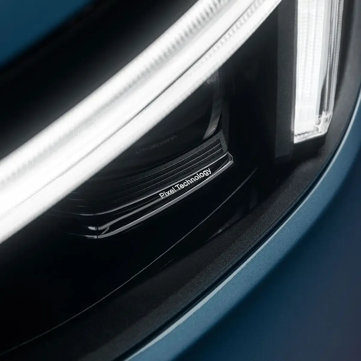 Elettronauti - Volvo EX40 Single Motor - Argento - Esterno - Vista anteriore a tre quarti
