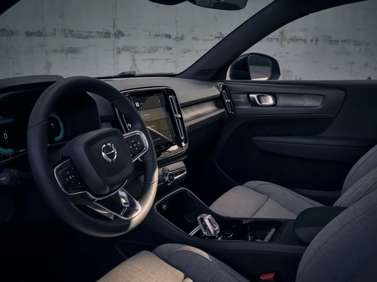 Elettronauti - Volvo EX40 Single Motor - Infotainment - Vista della plancia