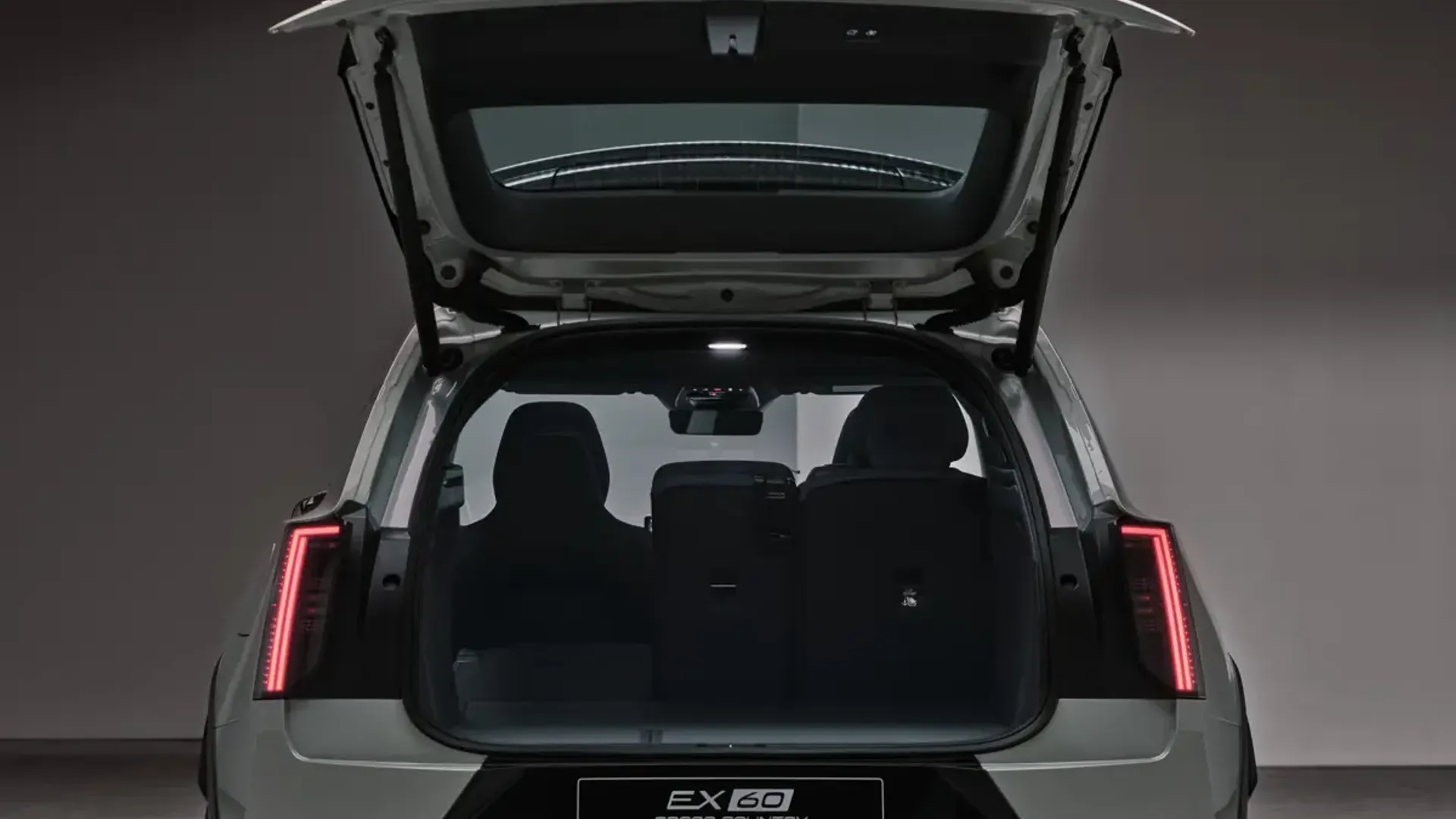 Elettronauti - Volvo EX60 P12 AWD - Bianco - Vano di carico - Bagagliaio