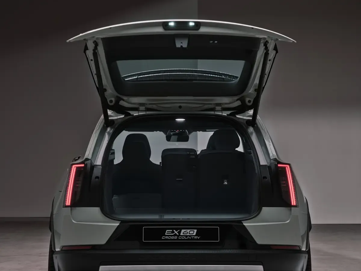 Elettronauti - Volvo EX60 P12 AWD - Bianco - Vano di carico - Bagagliaio