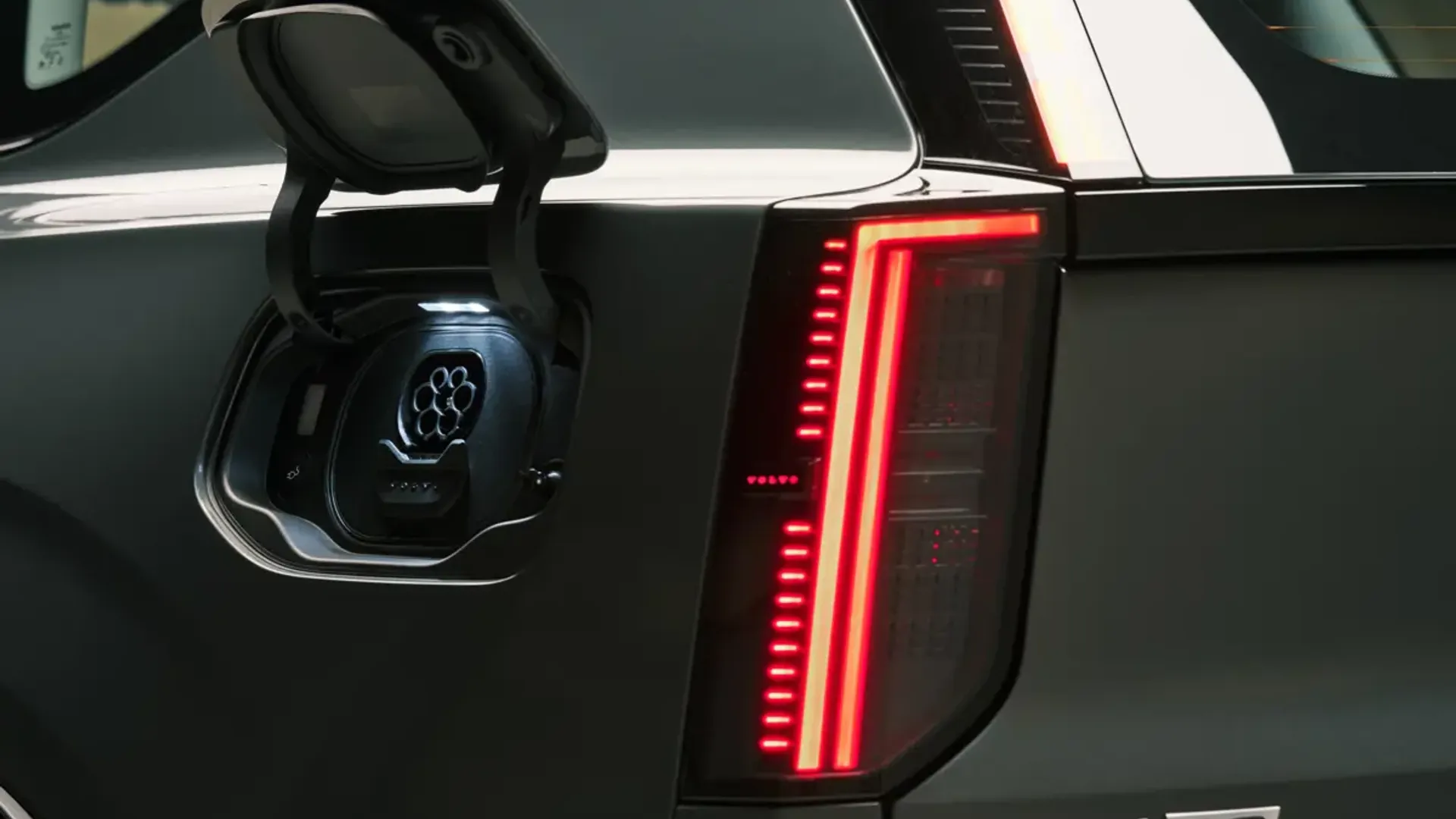 Elettronauti - Volvo EX60 P12 AWD - Presa di ricarica