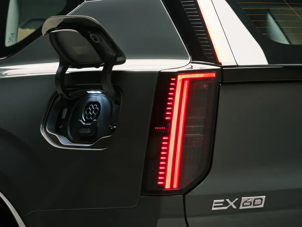 Elettronauti - Volvo EX60 P12 AWD - Presa di ricarica