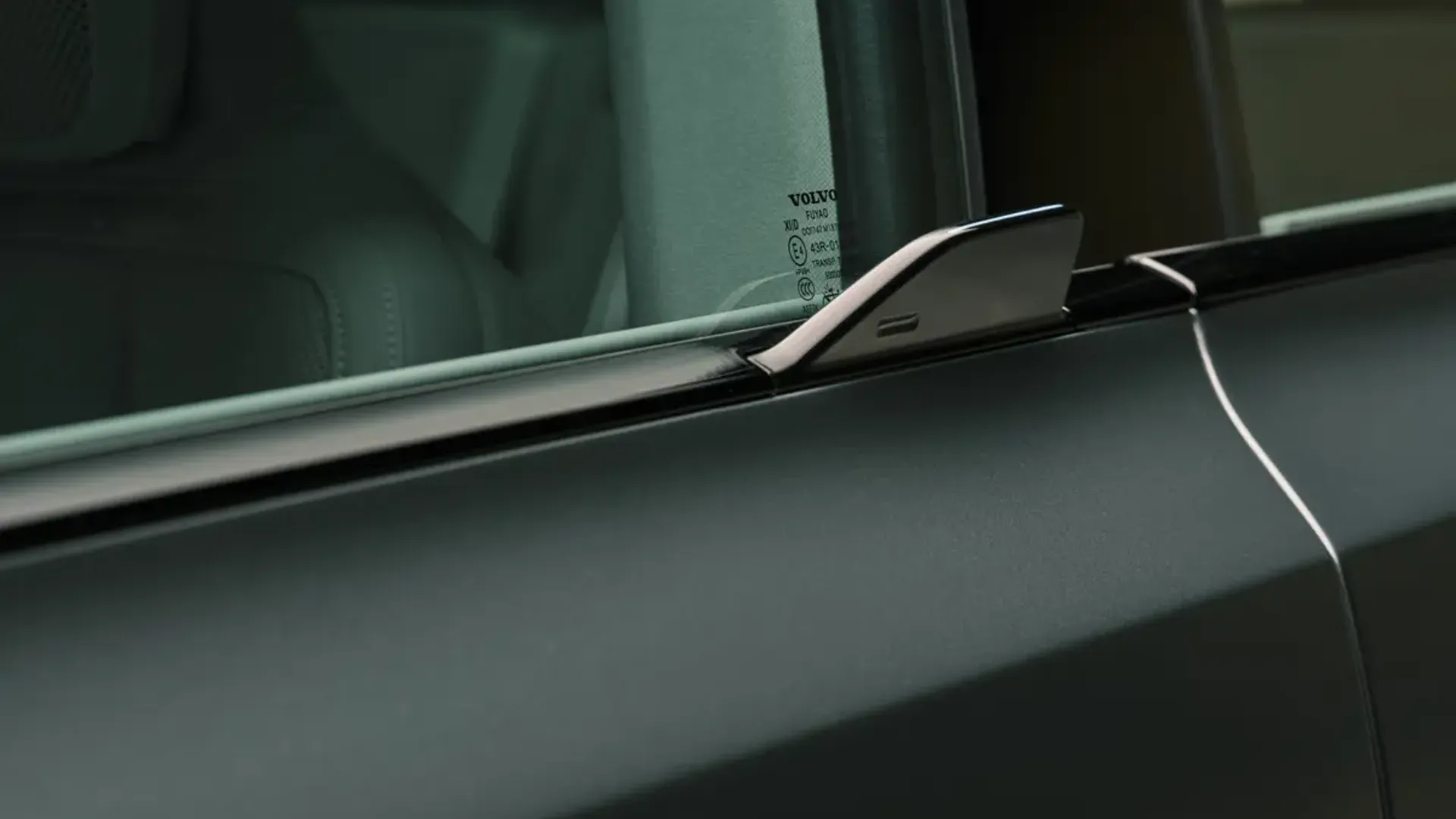 Elettronauti - Volvo EX60 P12 AWD - Grigio - Esterno - Vista anteriore a tre quarti