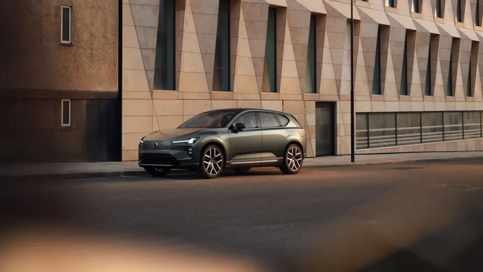Elettronauti - Volvo EX60 P6 Electric - Grigio - Esterno - Vista anteriore a tre quarti