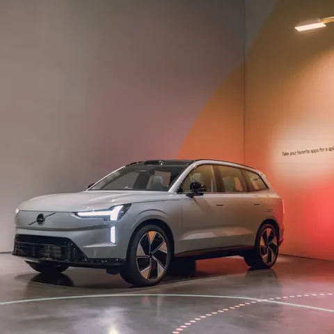 Elettronauti - Volvo EX90 Twin Motor - Bianco - Esterno - Vista anteriore a tre quarti