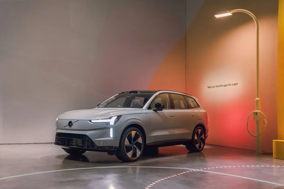 Elettronauti - Volvo EX90 Twin Motor - Bianco - Esterno - Vista anteriore a tre quarti