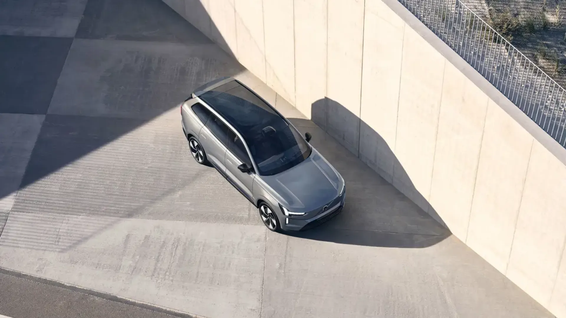Elettronauti - Volvo EX90 Single Motor - Grigio - Esterno - Vista anteriore a tre quarti