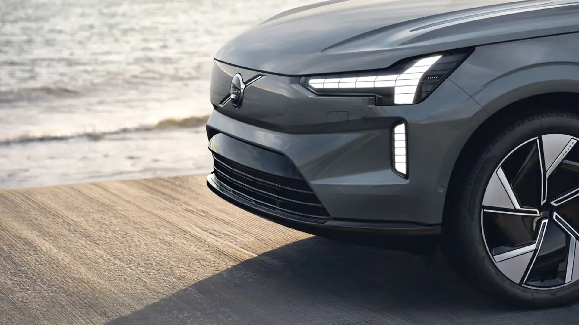 Elettronauti - Volvo EX90 Single Motor - Grigio - Esterno - Vista anteriore a tre quarti