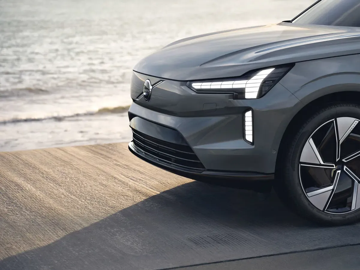 Elettronauti - Volvo EX90 Single Motor - Grigio - Esterno - Vista anteriore a tre quarti