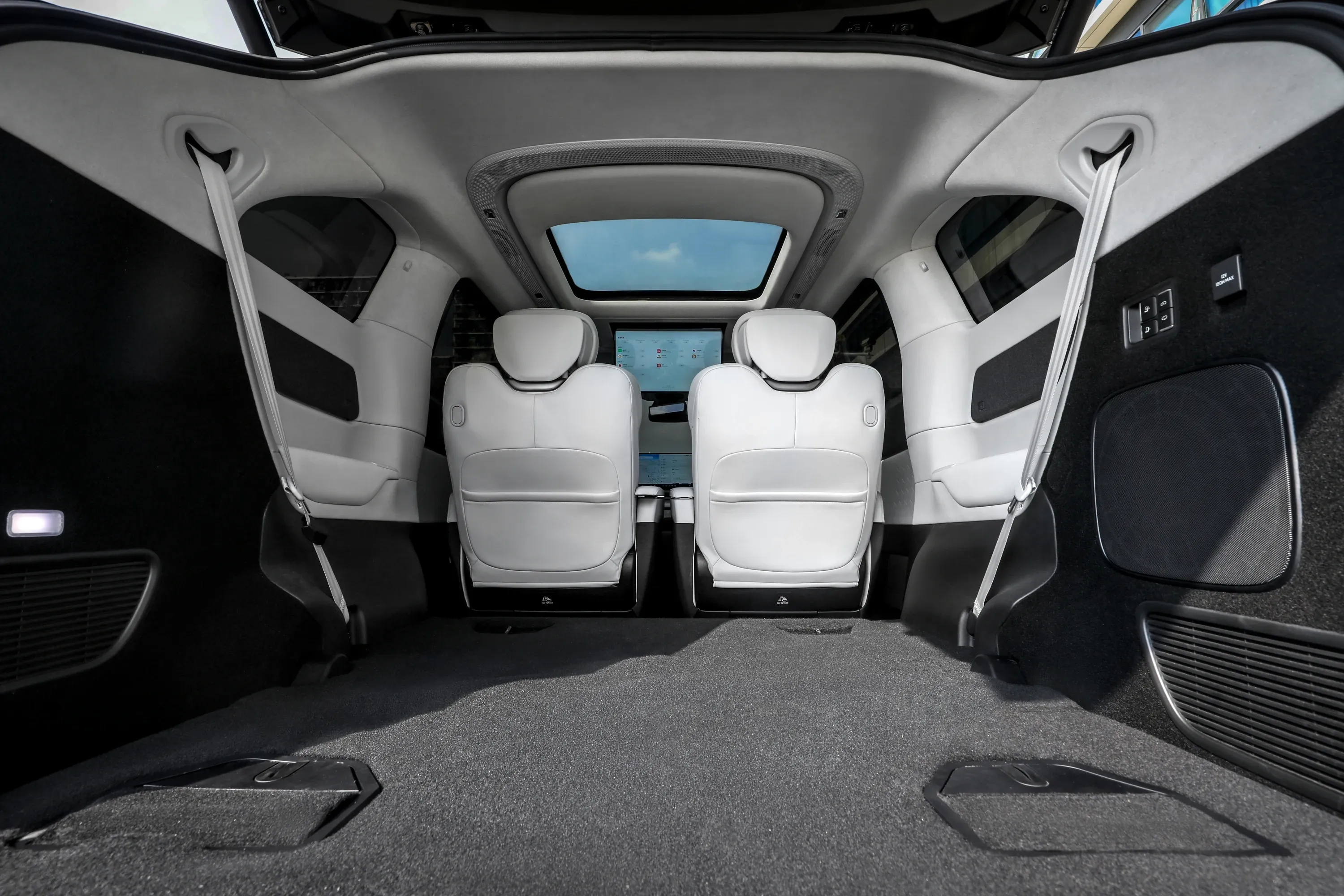 XPENG X9 AWD Performance