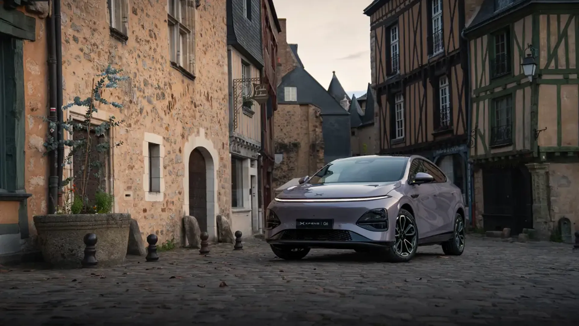 Elettronauti - XPENG G6 AWD Performance - Grigio - Esterno - Vista anteriore a tre quarti