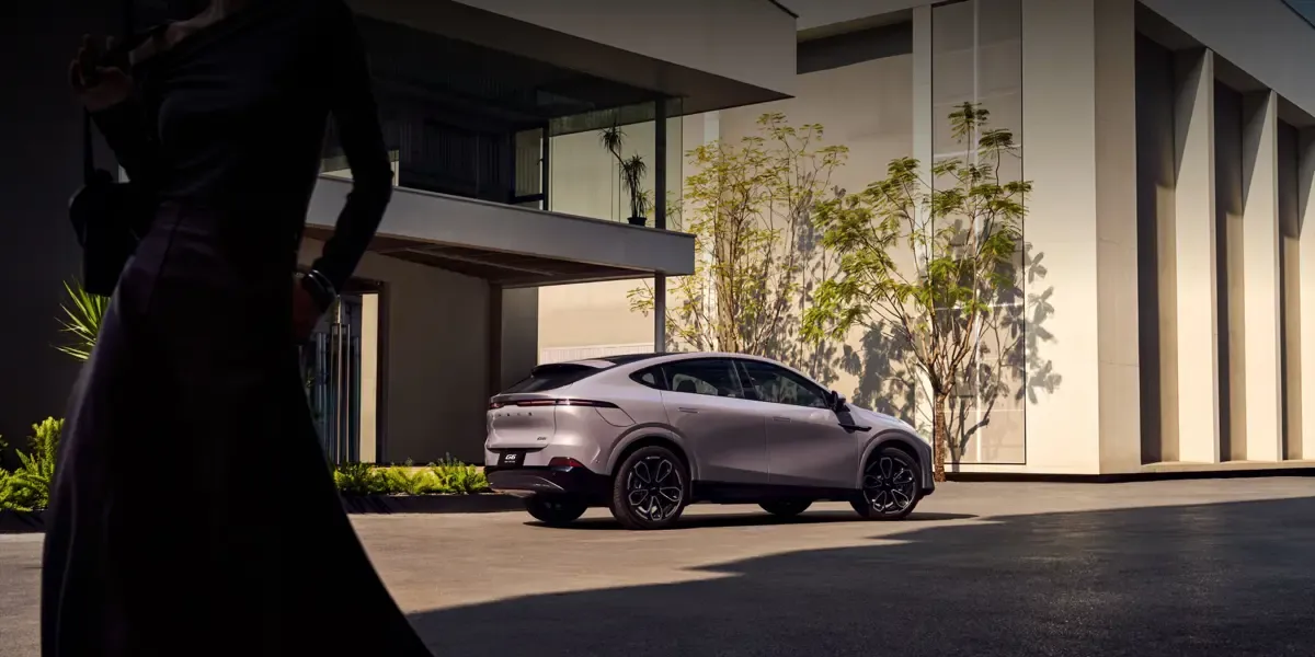 Elettronauti - XPENG G6 AWD Performance - Grigio - Esterno - Vista anteriore a tre quarti