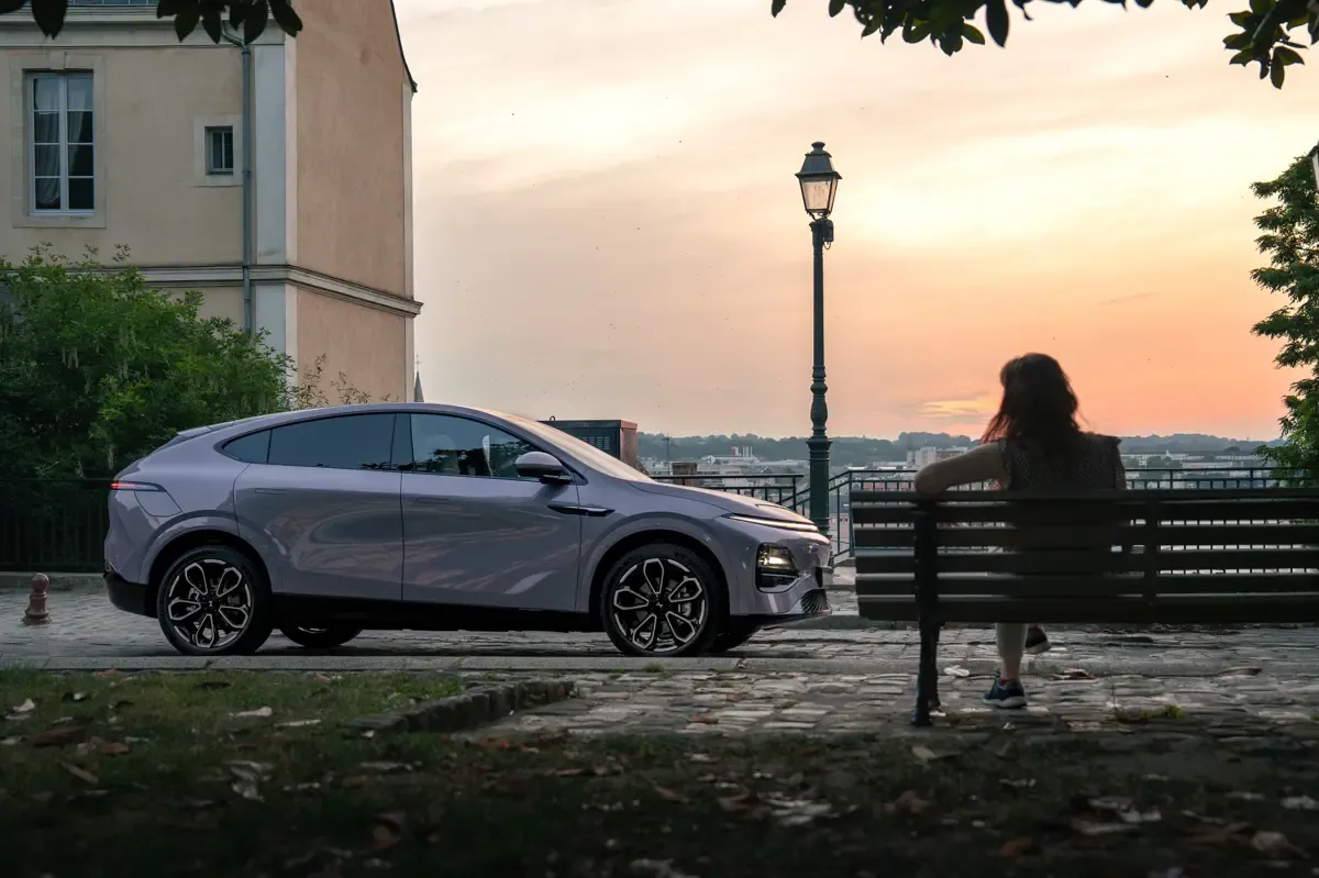 Elettronauti - XPENG G6 AWD Performance - Arancione - Esterno - Vista anteriore a tre quarti