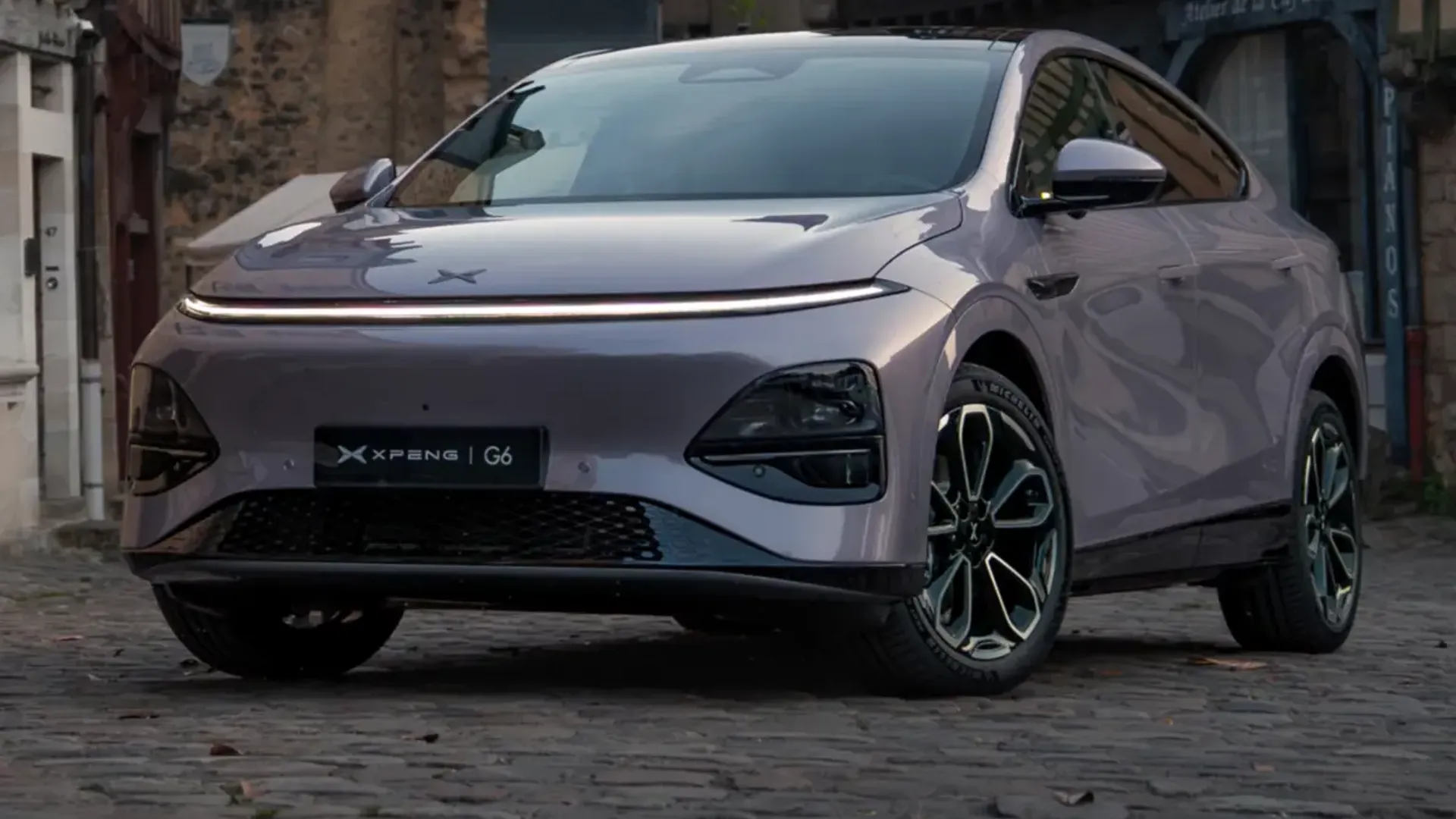 Elettronauti - XPENG G6 AWD Performance - Argento - Esterno - Vista anteriore a tre quarti
