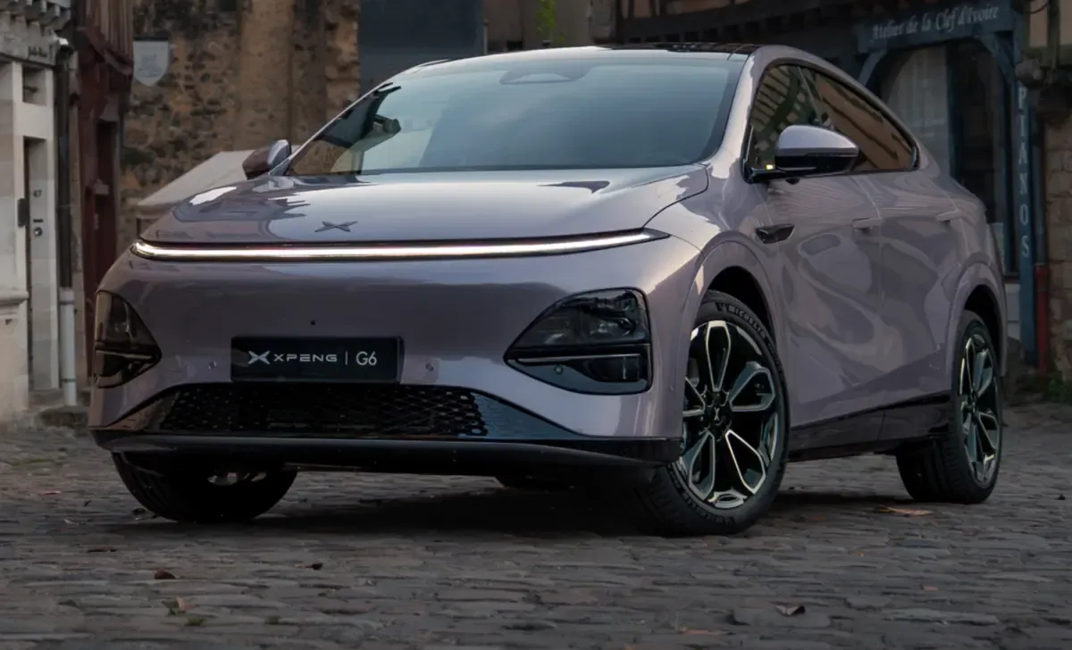 Elettronauti - XPENG G6 AWD Performance - Argento - Esterno - Vista anteriore a tre quarti