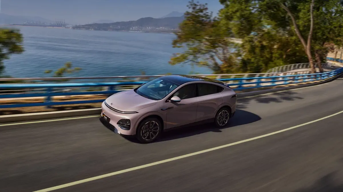 Elettronauti - XPENG G6 AWD Performance - Bianco - Esterno - Vista anteriore a tre quarti