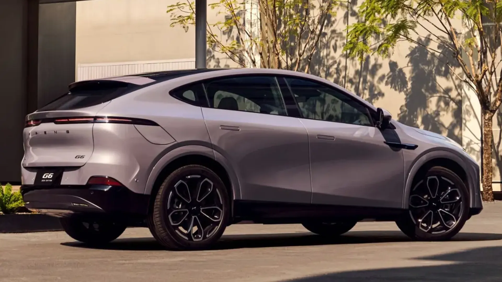 Elettronauti - XPENG G6 AWD Performance - Bianco - Esterno - Vista anteriore a tre quarti