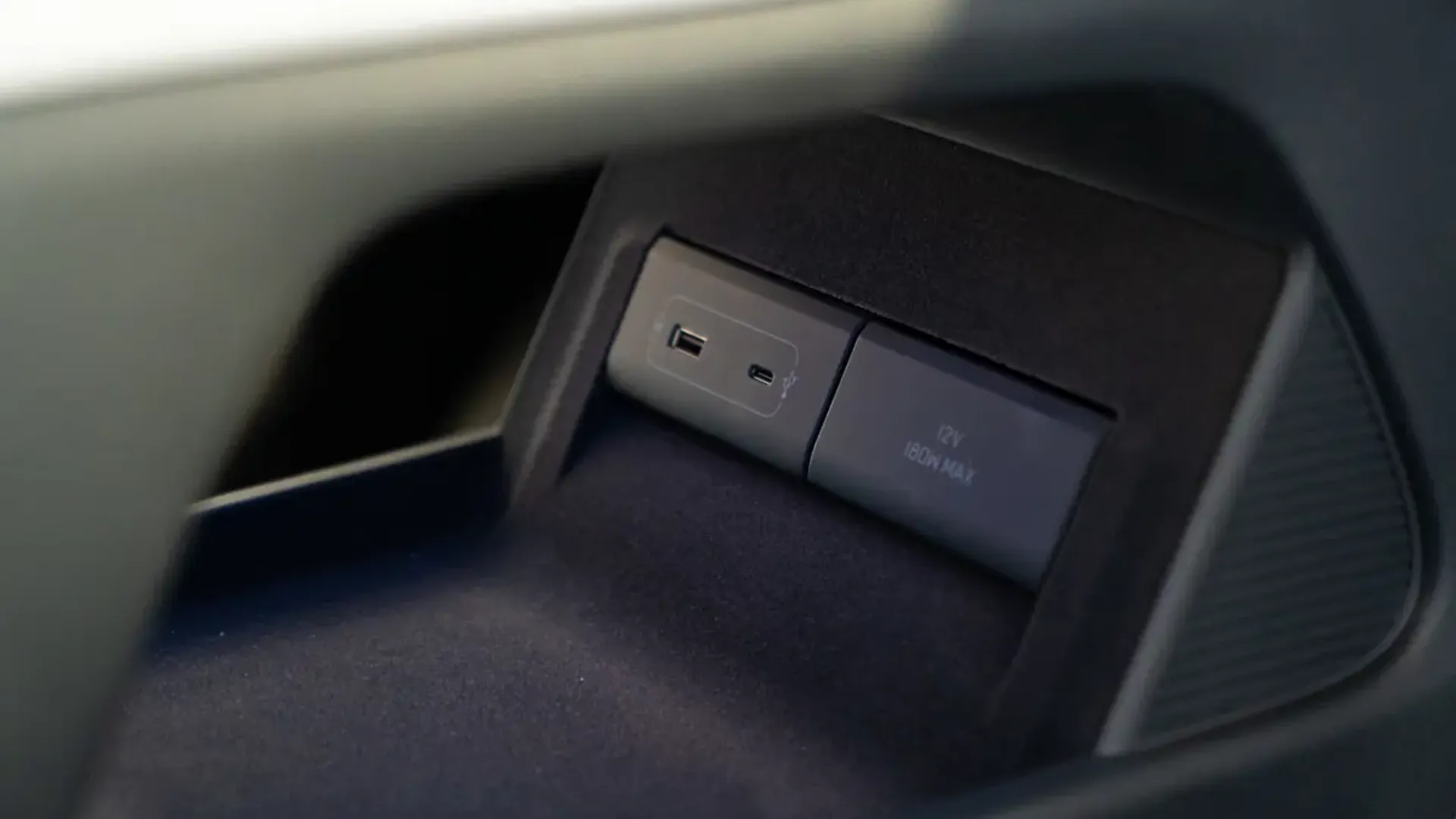 Elettronauti - XPENG G6 AWD Performance - Bianco - Esterno - Vista anteriore a tre quarti