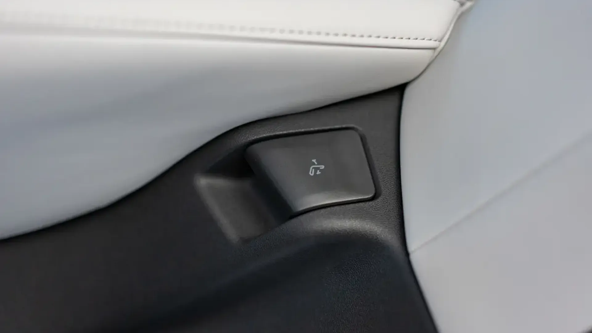 Elettronauti - XPENG G6 AWD Performance - Bianco - Esterno - Vista anteriore a tre quarti