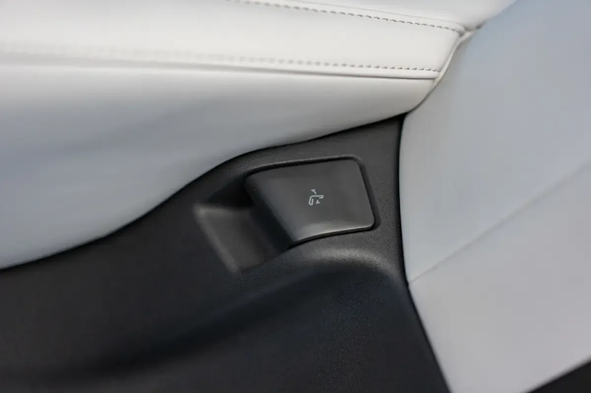 Elettronauti - XPENG G6 AWD Performance - Bianco - Esterno - Vista anteriore a tre quarti