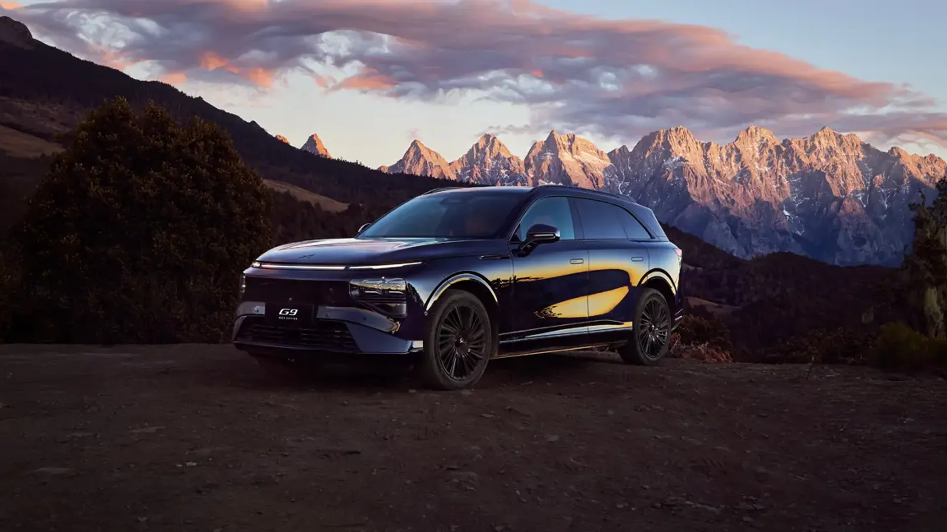 Elettronauti - XPENG G9 AWD Performance - Dark Green - Esterno - Vista anteriore a tre quarti