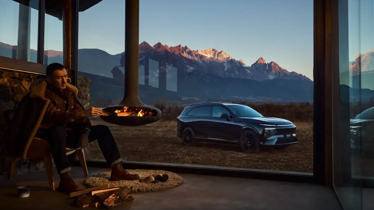 Elettronauti - XPENG G9 AWD Performance - Dark Green - Esterno - Vista anteriore a tre quarti