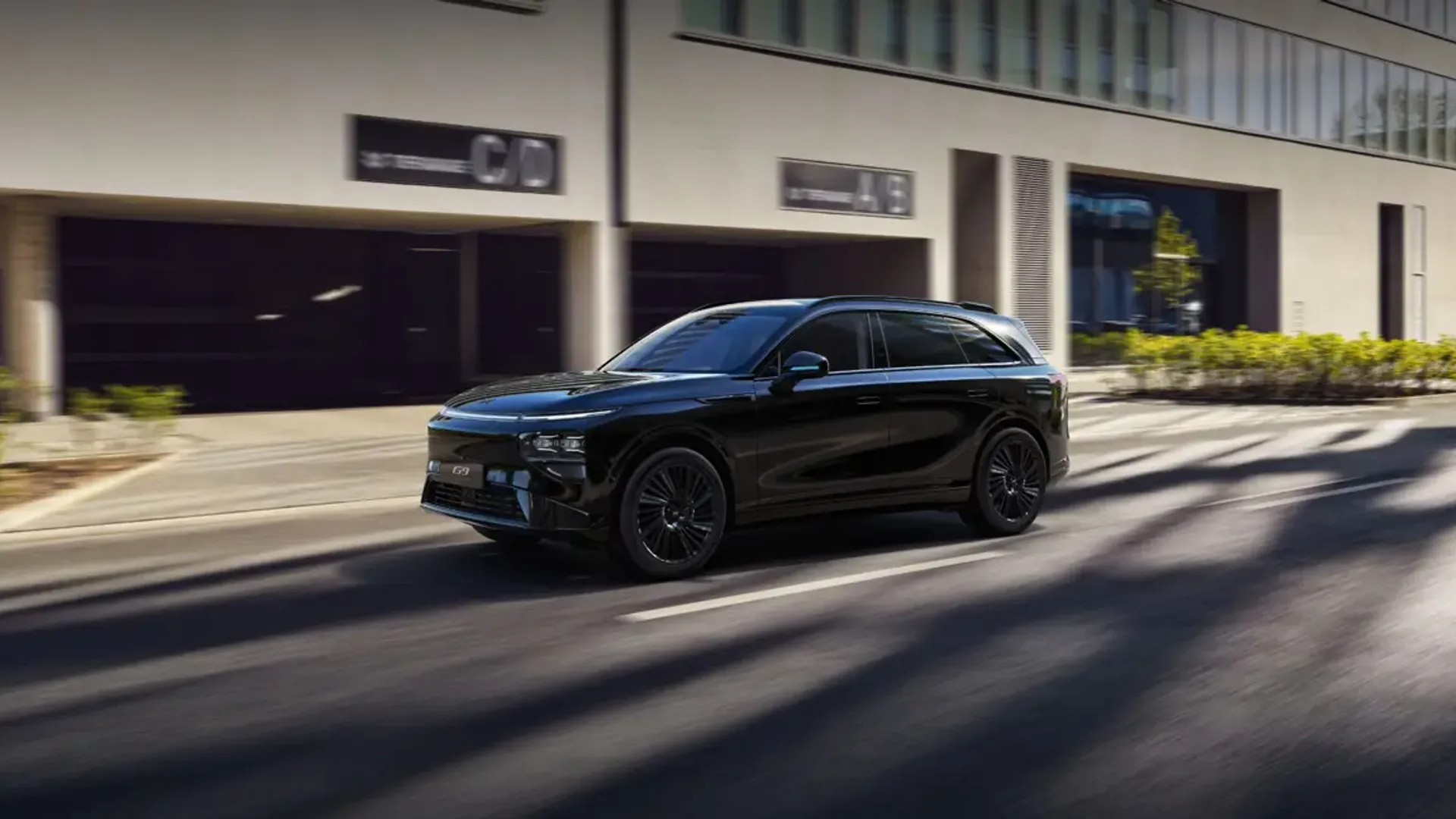 Elettronauti - XPENG G9 AWD Performance - Grigio - Esterno - Vista anteriore a tre quarti
