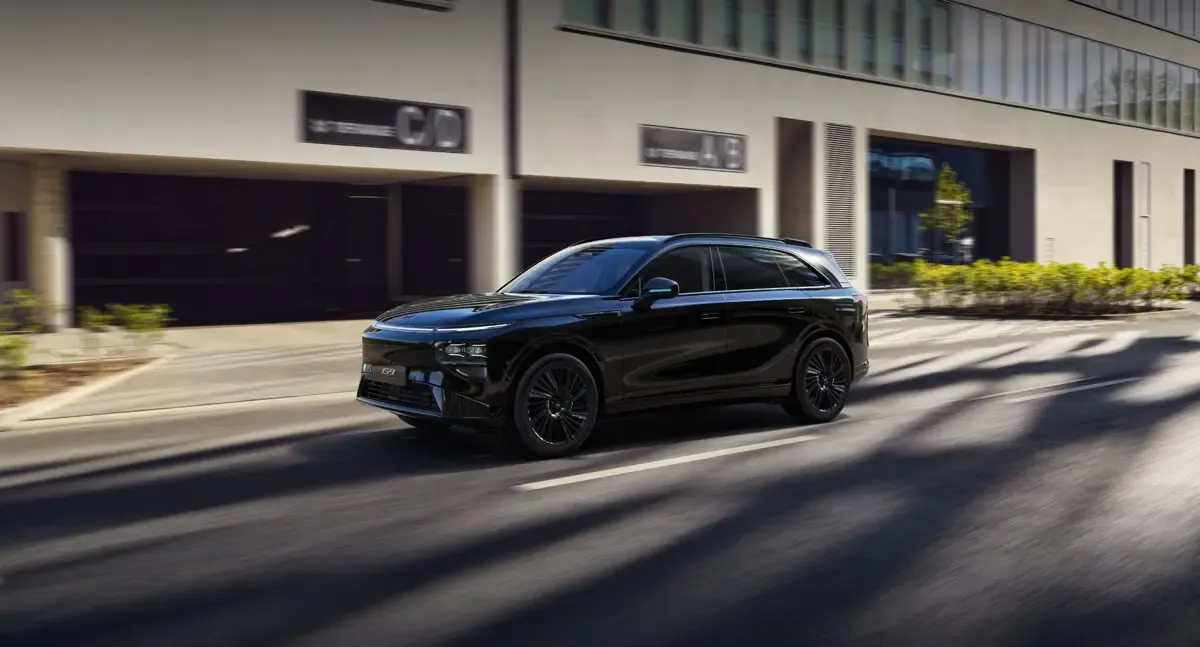 Elettronauti - XPENG G9 AWD Performance - Grigio - Esterno - Vista anteriore a tre quarti