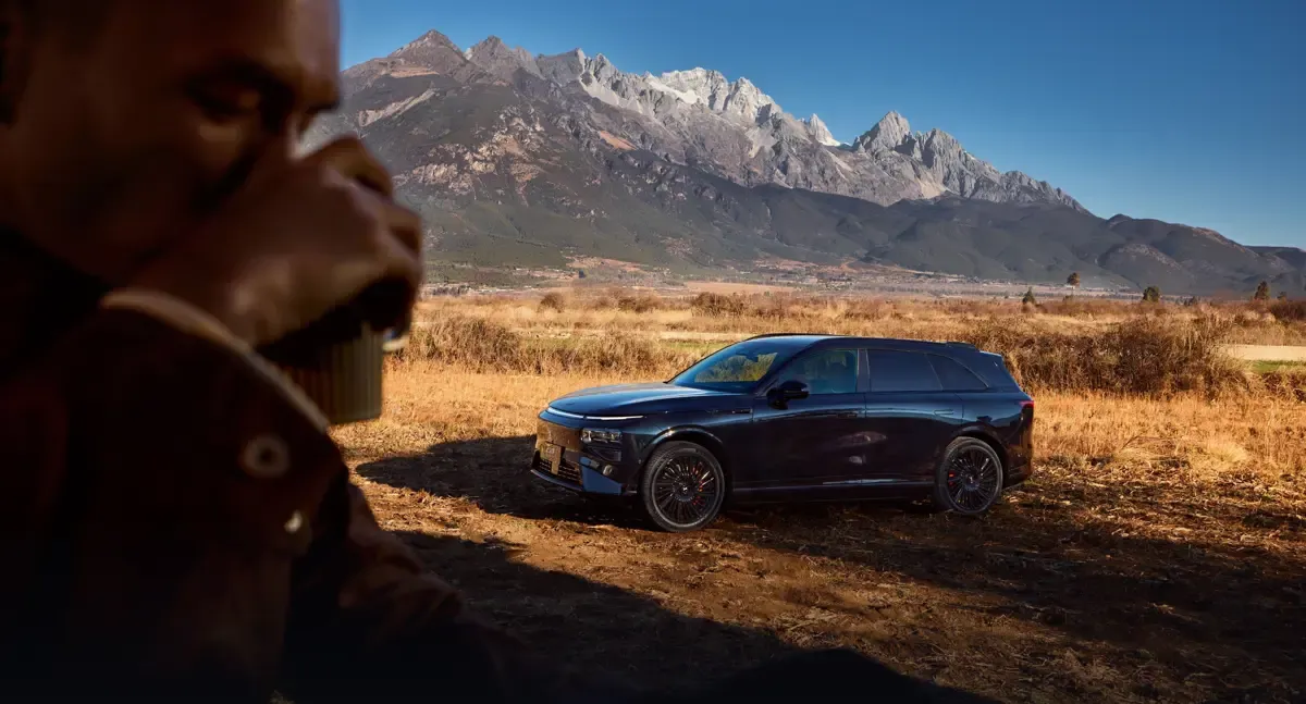Elettronauti - XPENG G9 AWD Performance - Grigio - Esterno - Vista anteriore a tre quarti