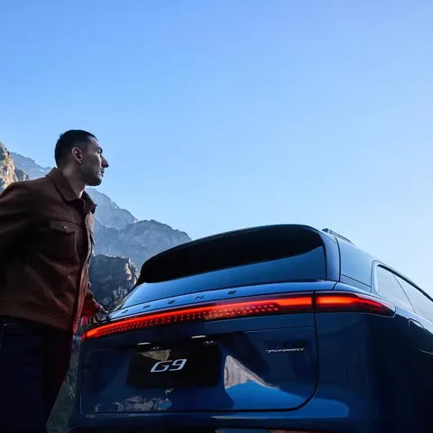 Elettronauti - XPENG G9 AWD Performance - Grigio - Esterno - Vista posteriore