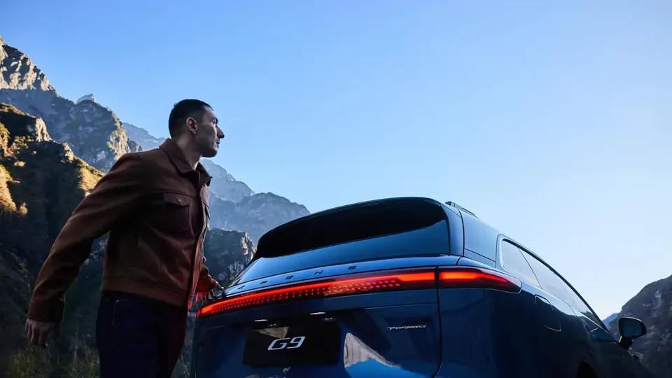 Elettronauti - XPENG G9 AWD Performance - Grigio - Esterno - Vista posteriore