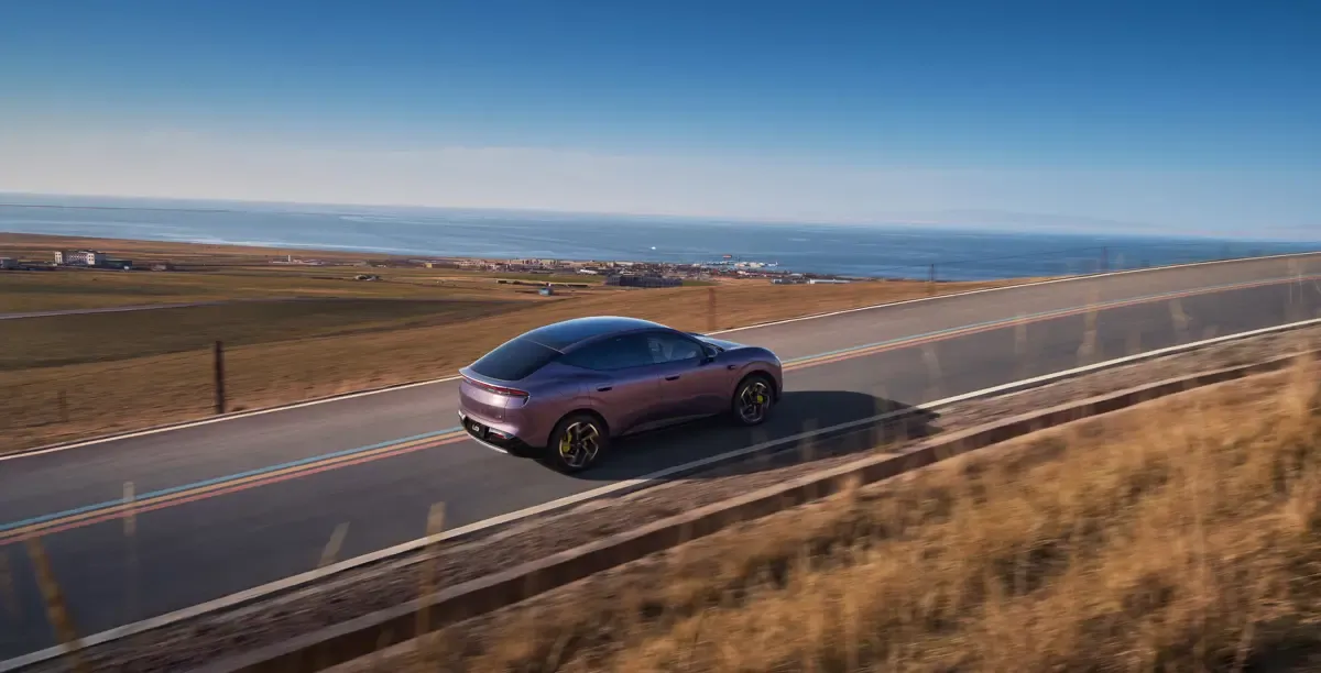 Elettronauti - XPENG L03 71.2 kWh AWD Performance - Blu - Esterno - Vista anteriore a tre quarti