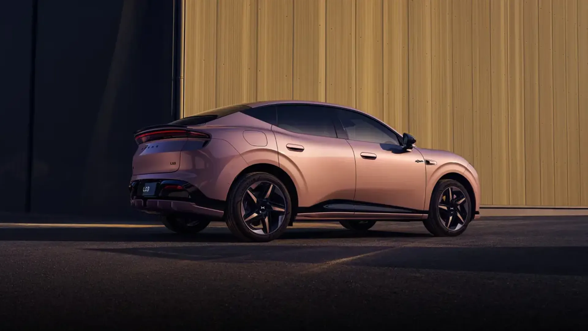 Elettronauti - XPENG L03 71.2 kWh AWD Performance - Blu - Esterno - Vista anteriore a tre quarti