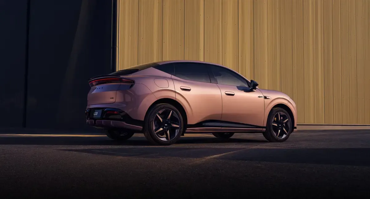 Elettronauti - XPENG L03 71.2 kWh AWD Performance - Blu - Esterno - Vista anteriore a tre quarti