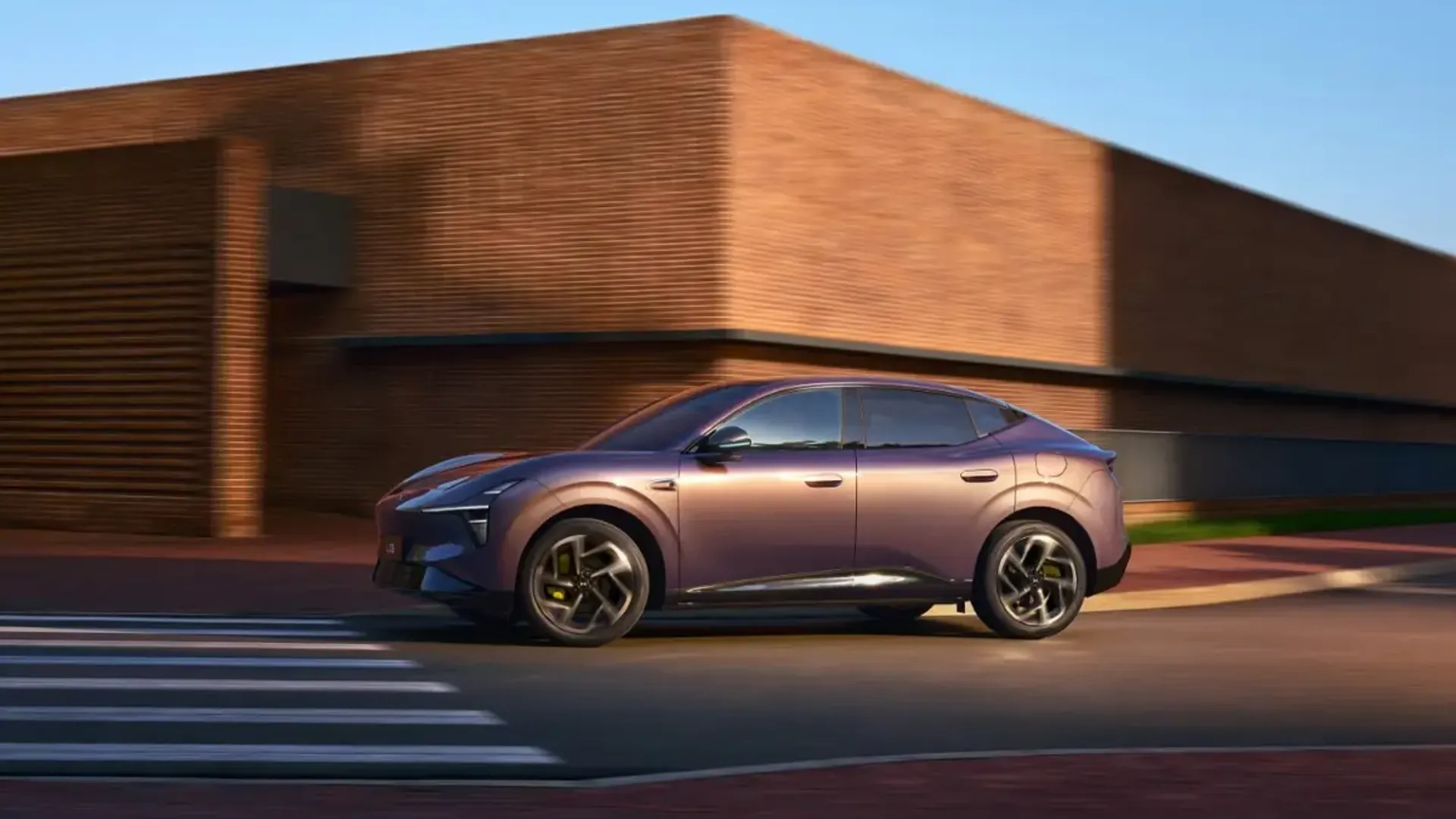 Elettronauti - XPENG L03 71.2 kWh AWD Performance - Lavender - Esterno - Vista anteriore a tre quarti