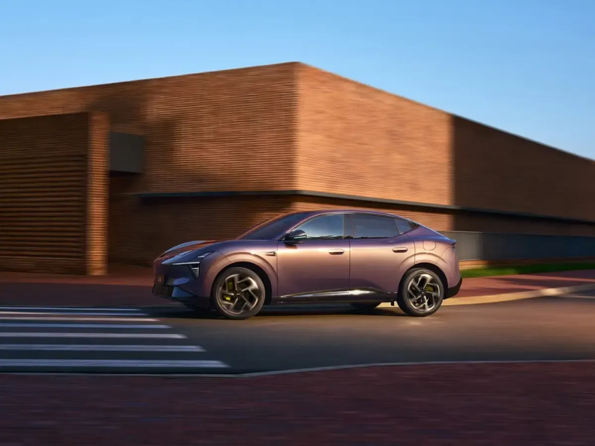 Elettronauti - XPENG L03 71.2 kWh AWD Performance - Lavender - Esterno - Vista anteriore a tre quarti