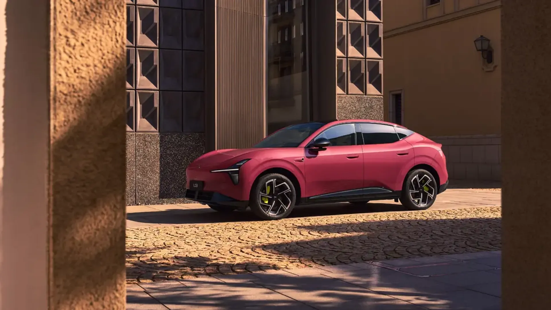 Elettronauti - XPENG L03 71.2 kWh AWD Performance - Argento - Esterno - Vista anteriore a tre quarti