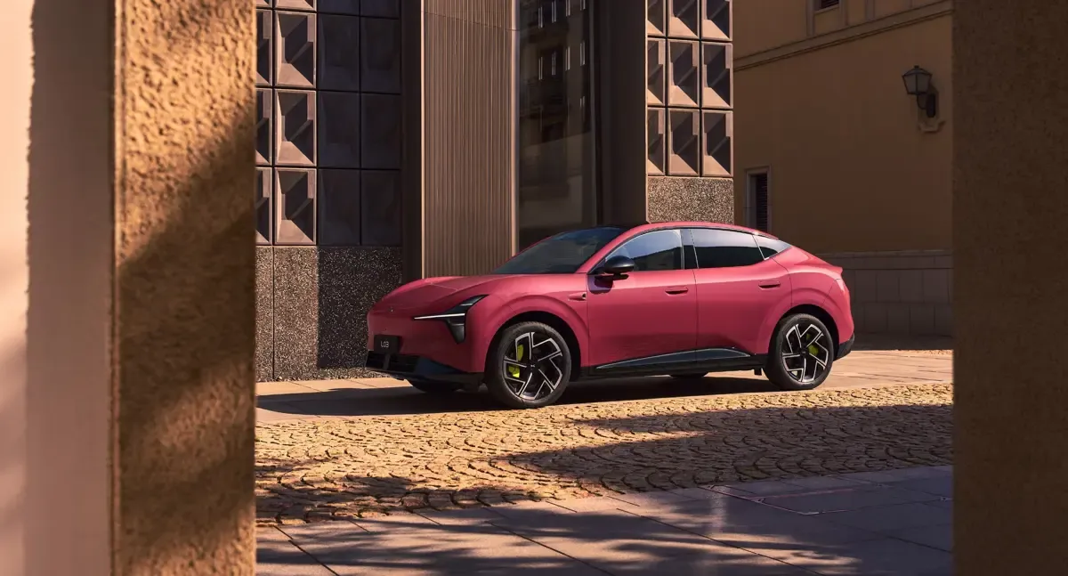 Elettronauti - XPENG L03 71.2 kWh AWD Performance - Argento - Esterno - Vista anteriore a tre quarti
