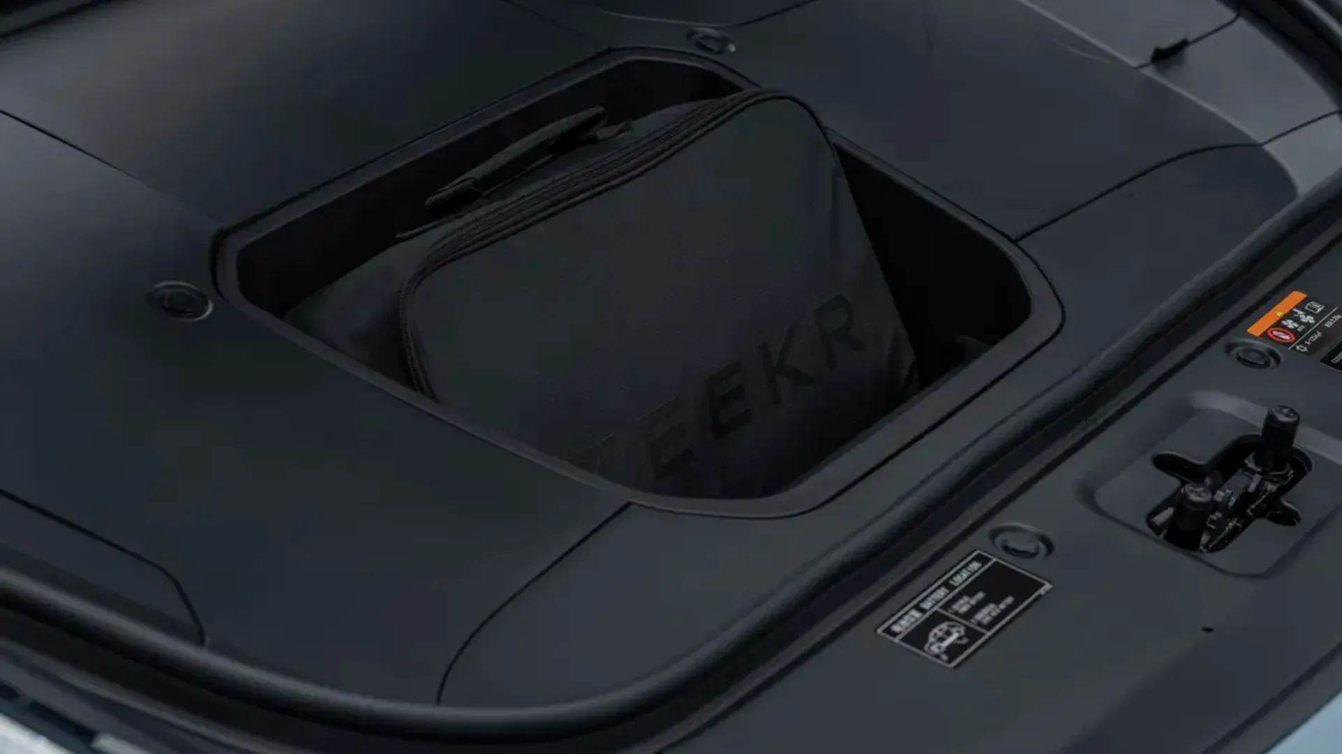 Elettronauti - Zeekr 001 Long Range RWD - Grigio - Vano di carico - Bagagliaio anteriore